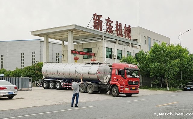 陕西34吨半挂鲜奶运输物流车客户提车现场