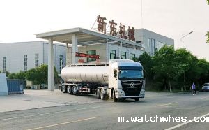 河北客户订购的五台鲜奶运输罐车客户提车现场