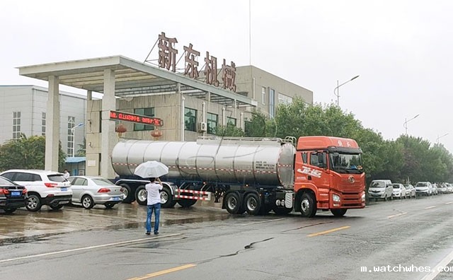 我公司35吨半挂鲜奶运输专用车发往河南鹤壁