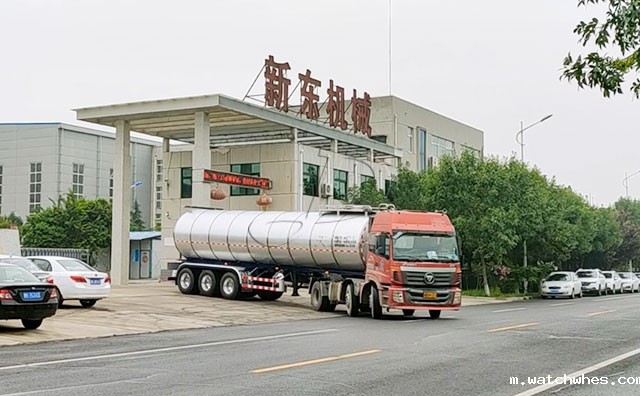 我公司34吨半挂鲜奶槽罐车下午发往河北衡水