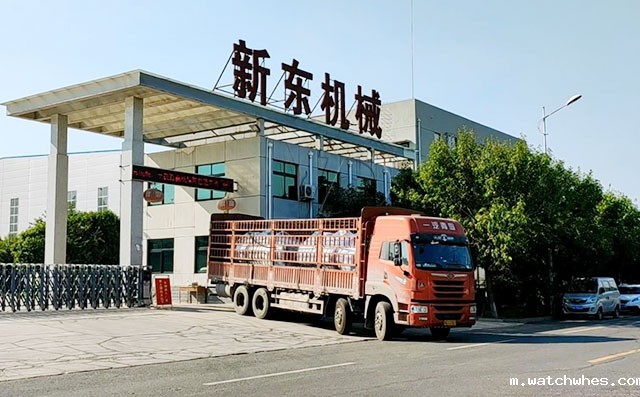 我公司两台4吨不锈钢卧式鲜奶制冷罐发往山东