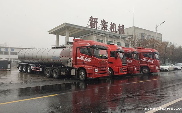 宁夏四台35吨鲜奶运输半挂车冒雪急发