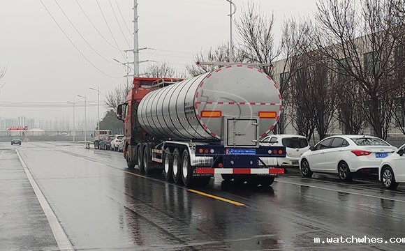 大型拉鲜奶罐车