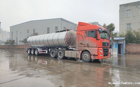 大型拉鲜奶罐车