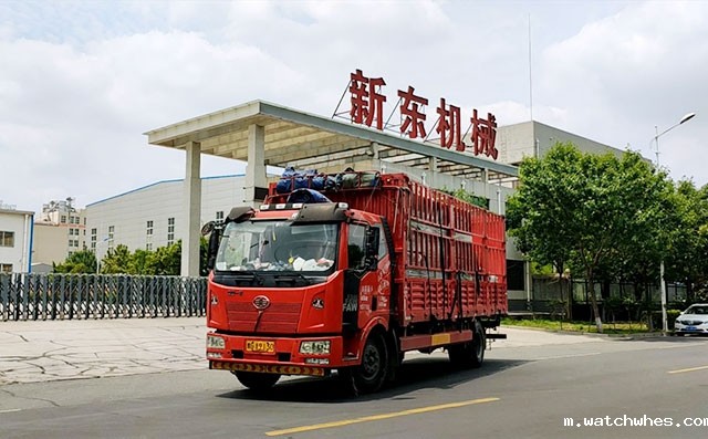 我公司3台1吨制冷罐及不锈钢饲喂槽发往青海