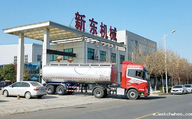 河北28方两轴半挂鲜奶运输车客户提车现场