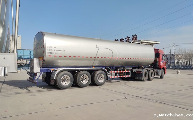 济源客户订购的38方奶罐车交付现场