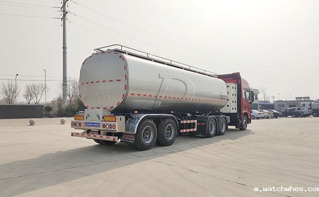 湖北客户订购的38方奶罐车今天交付