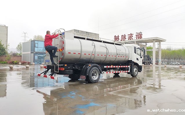 山西奶罐车客户订购的10方鲜奶运输车冒雨交车