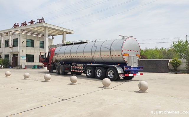 四川客户订购的34方半挂奶罐车今日交付