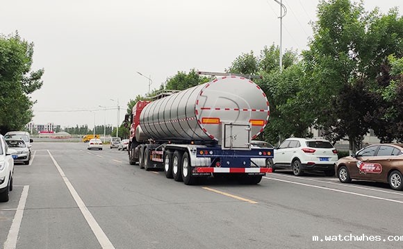 三轴半挂鲜奶罐车