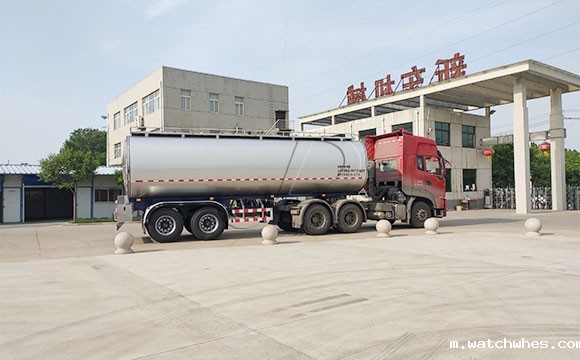 大型半挂牛奶罐式汽车