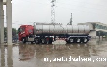 我公司33吨半挂牵引鲜奶罐车发往河南鹤壁