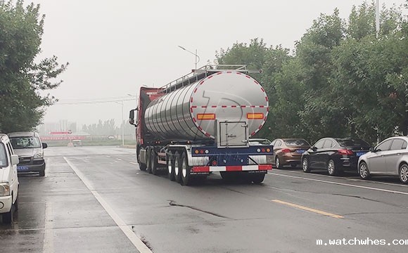 33吨半挂鲜奶运输车