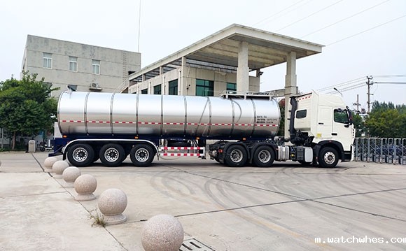 大型半挂收奶罐车