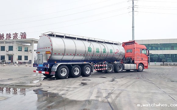 半挂牛奶运输车