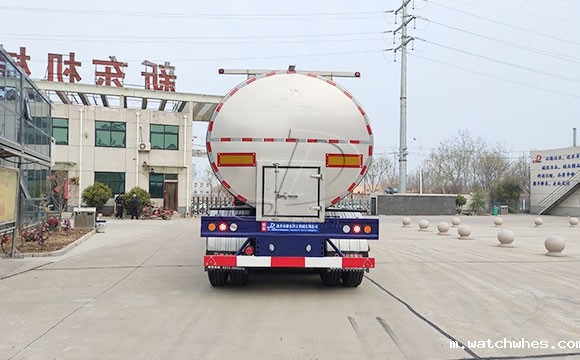 半挂鲜奶运输车