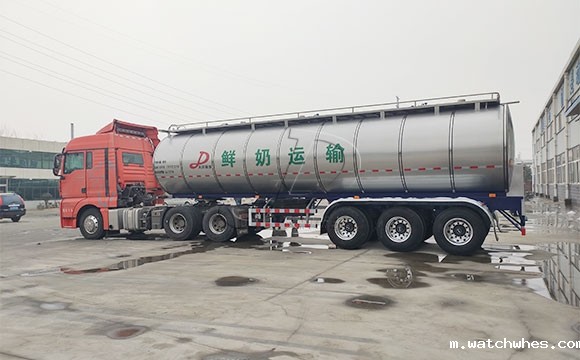 半挂牛奶运输车