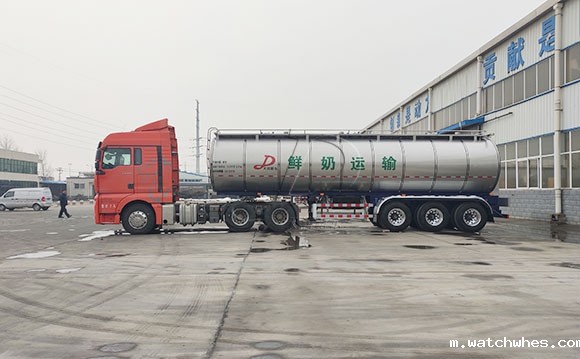 半挂牛奶运输车