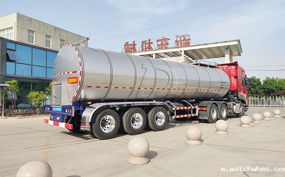 半挂鲜奶运输车