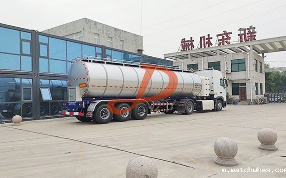 半挂鲜奶运输车