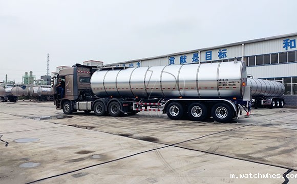 半挂拉奶罐车