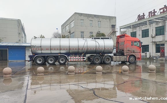 大型拉鲜奶罐车