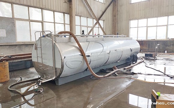 10吨不锈钢牛奶运输罐