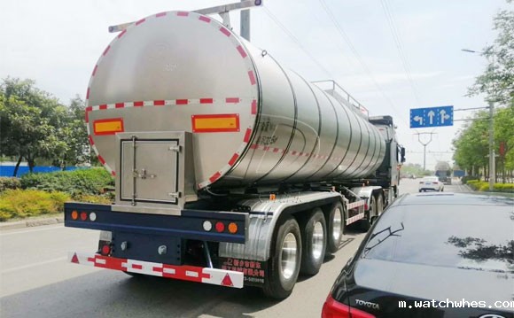 牛奶奶罐运输车