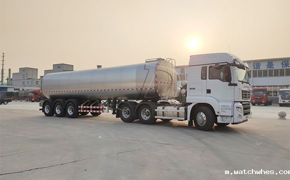 半挂拉牛奶罐车