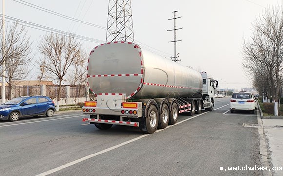 半挂拉牛奶罐车