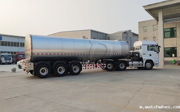 半挂拉牛奶罐车