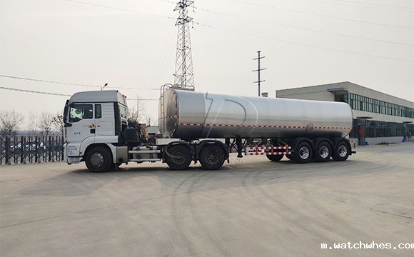大型牛奶液罐车