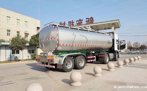 半挂牛奶运输专用车