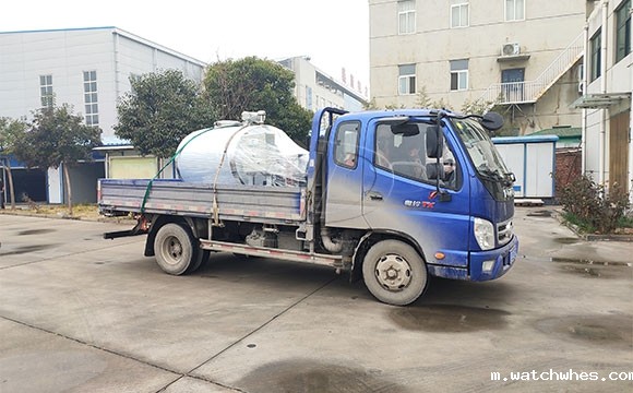 河北客户订购的1吨不锈钢牛奶冷藏保鲜罐顺利发货